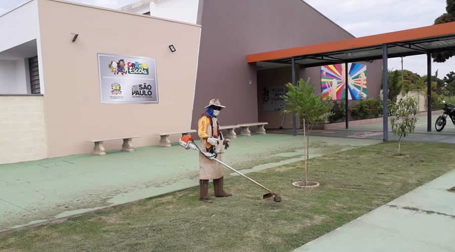 Prefeitura dá manutenção em escolas e ecoparques