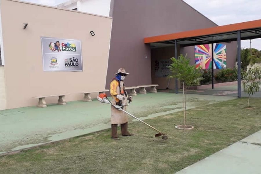 Prefeitura dá manutenção em escolas e ecoparques